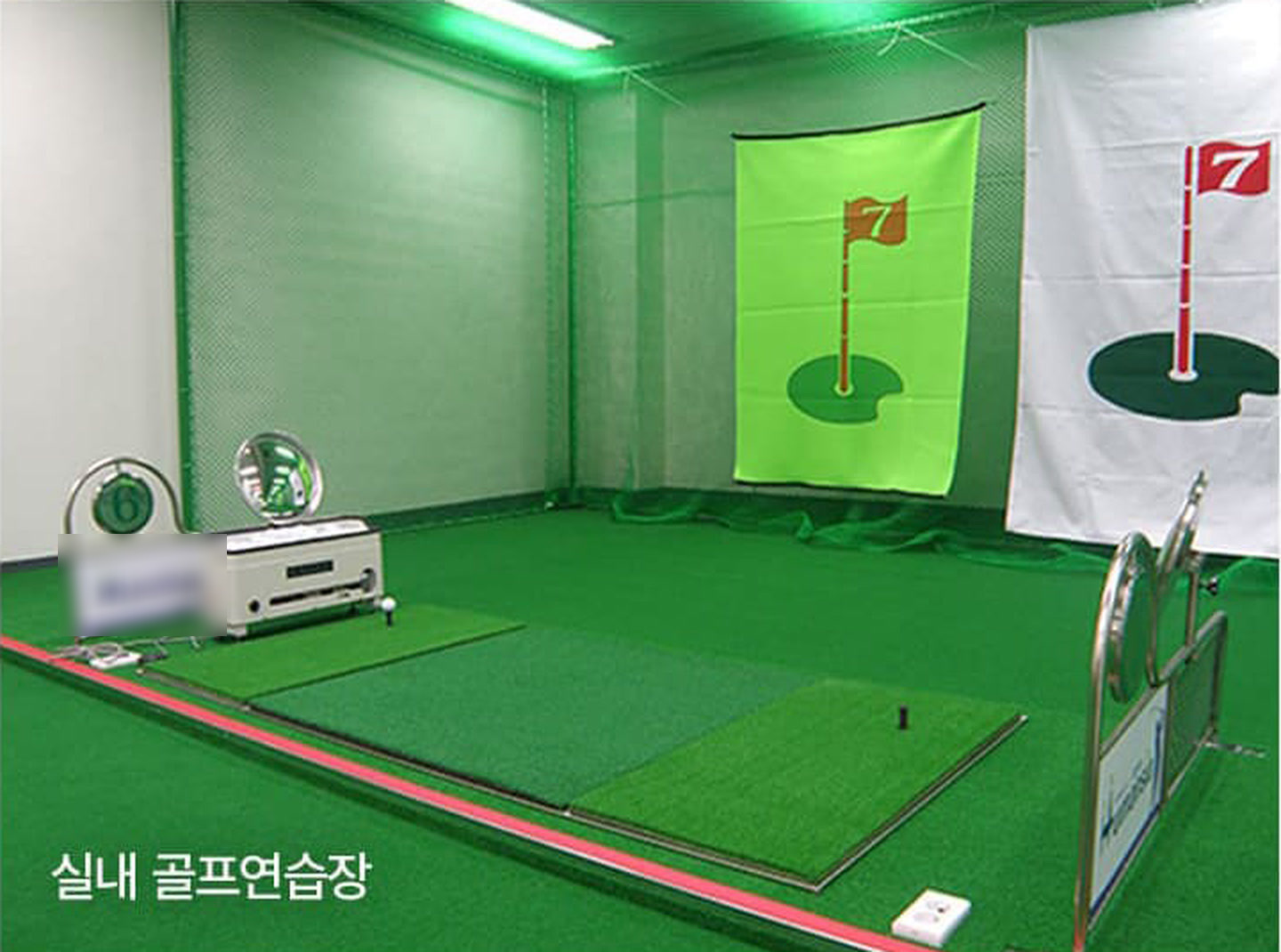 실내 골프연습장에 설치된 스탠스매트
